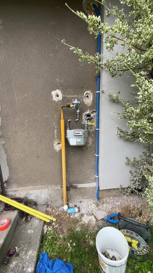 Zewn?trzna instalacja gazowa z rur? przy elewacji