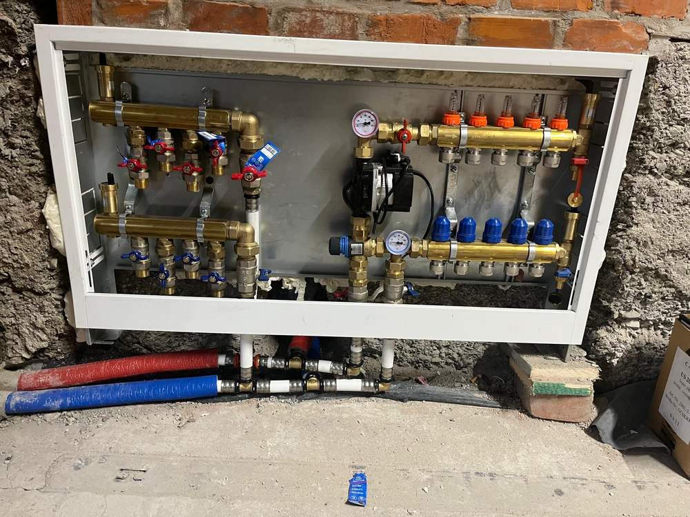 Rozdzielacz instalacji wodnej i grzewczej po monta?u
