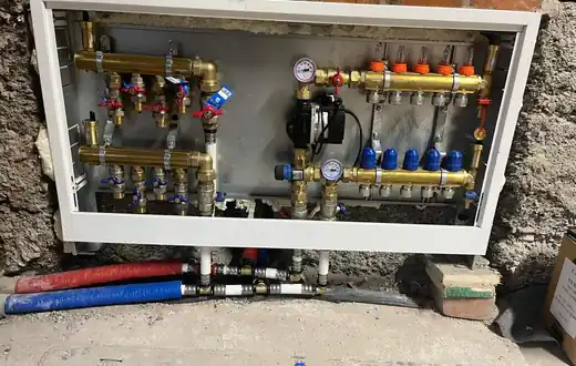 Rozdzielacz instalacji wodnej i grzewczej po monta?u