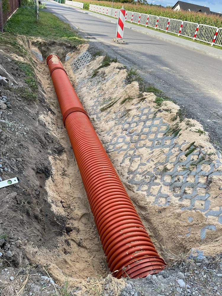 Rura kanalizacji deszczowej u?o?ona w wykopie przy drodze