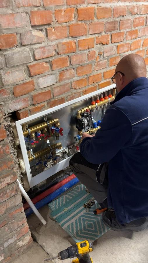 Monta? element?w instalacyjnych w szafce przy budynku