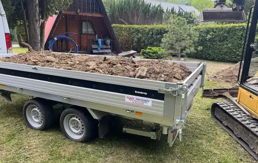 Przyczepa z urobkiem po pracach ziemnych