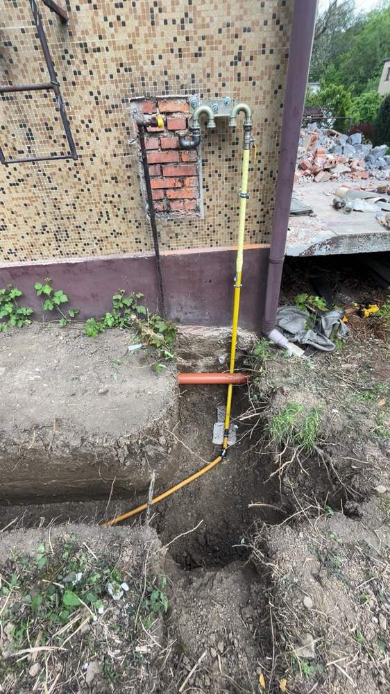 ???ta rura przy??cza gazowego przy fundamencie budynku