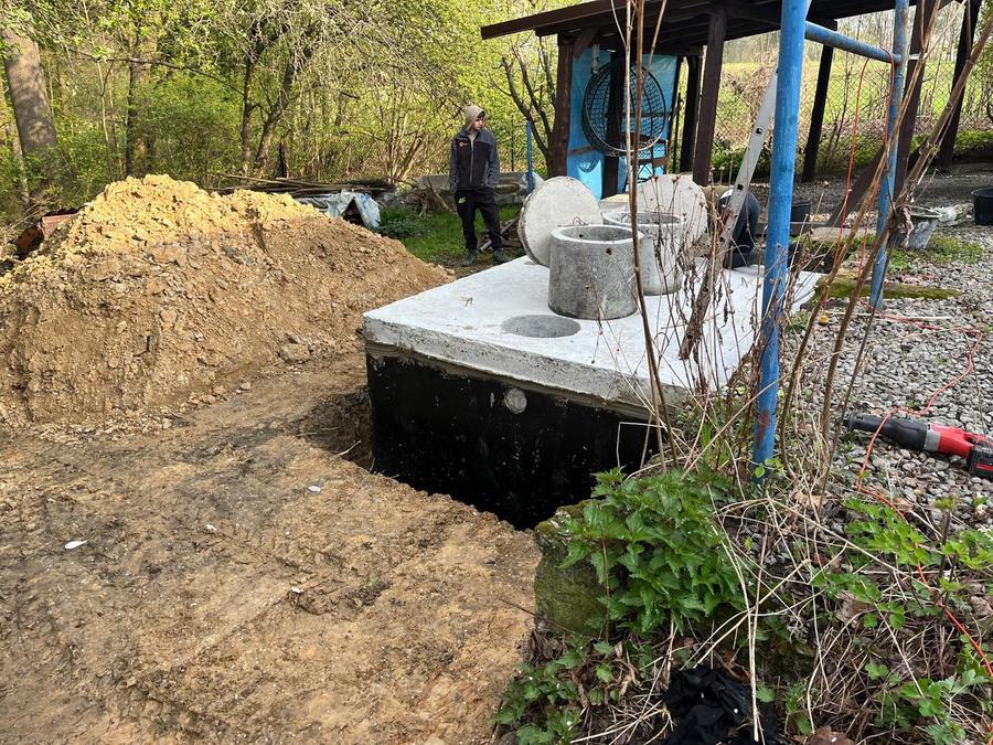 Betonowa studzienka kanalizacyjna przy budynku