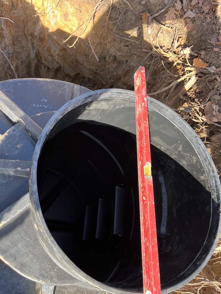 Wn?trze studzienki kanalizacyjnej z rurami instalacyjnymi