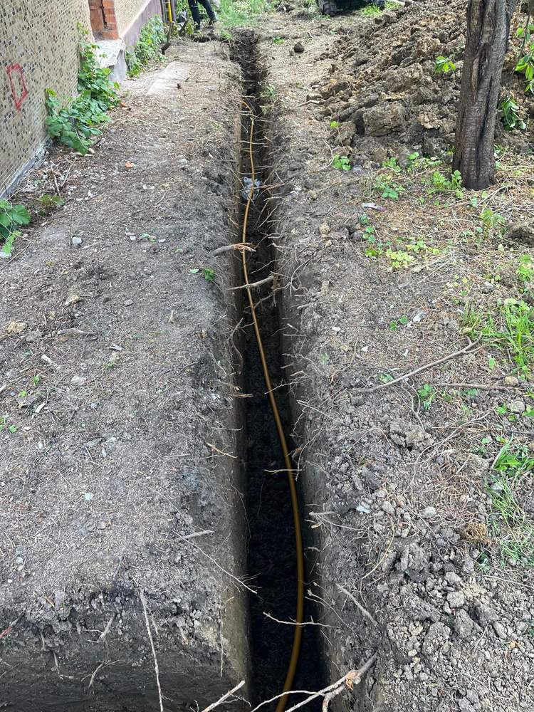 Wykop pod przy??cze instalacyjne na dzia?ce
