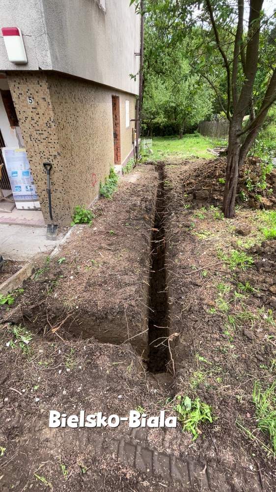 W?ski wykop pod instalacj? prowadzony przy budynku