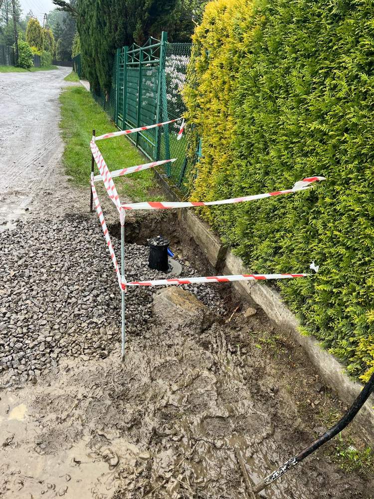 Wykop pod przy??cze prowadzony przy ogrodzeniu