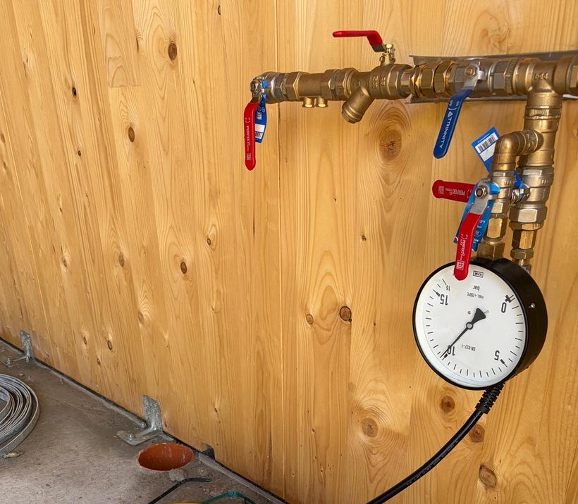 Manometr i pompa podczas próby szczelności instalacji wodnej